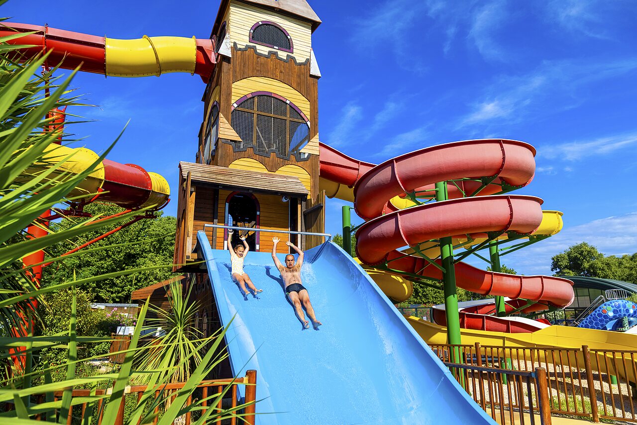 Enfants sur toboggan aquatique g�ant du camping CAPFUN Bastide � N�mes (30).