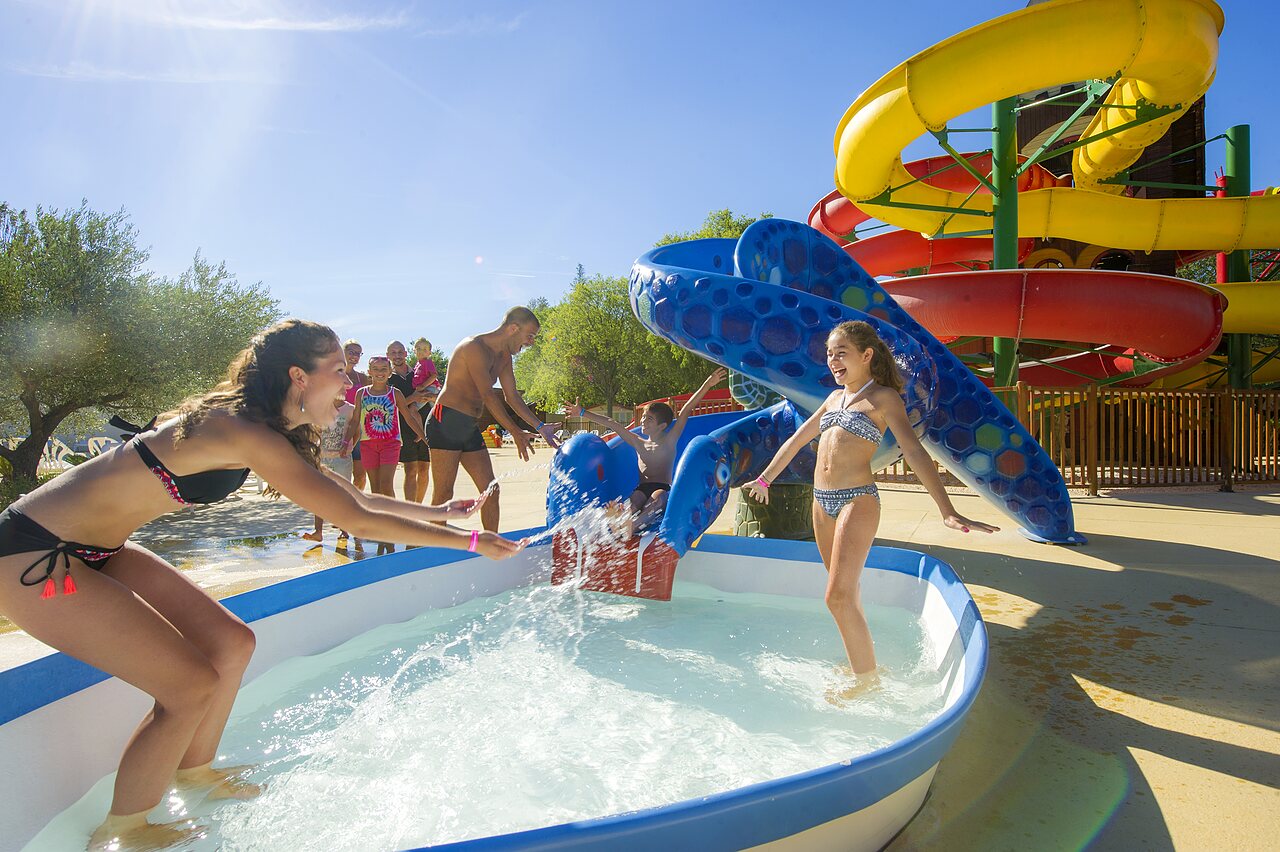 Toboggans aquatiques, jeux d'eau et pataugeoire au camping CAPFUN Bastide N�mes (30).