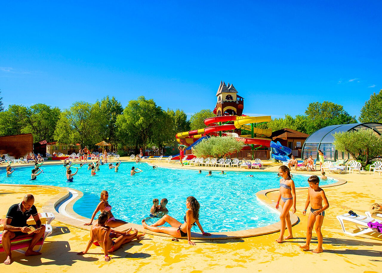 Grande piscine ext�rieure avec toboggans aquatiques et activit�s au camping CAPFUN Bastide � N�mes (30).