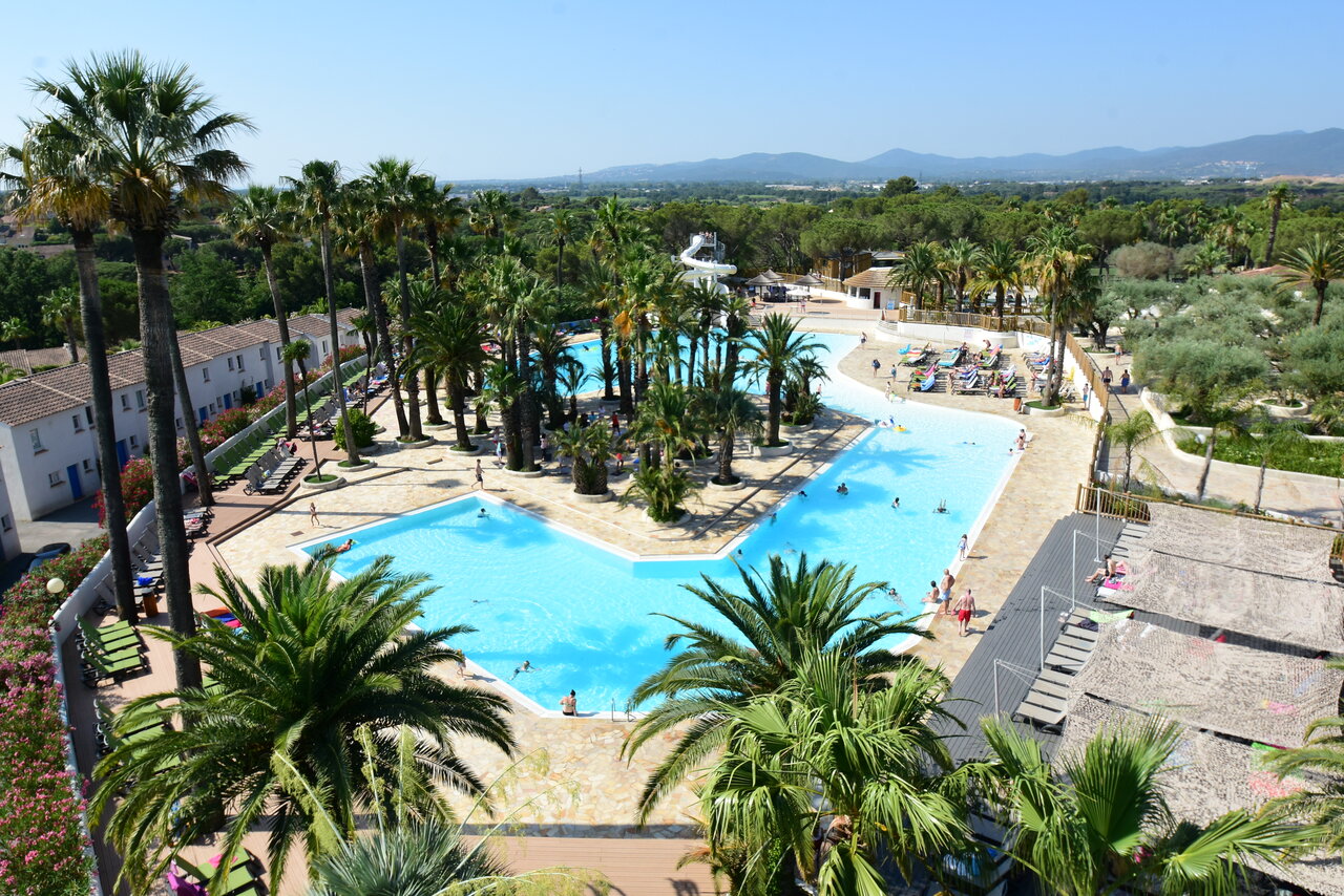 Piscines ext�rieures, toboggan, palmiers au CAPFUN La Baume - La Palmeraie � Fr�jus (83).