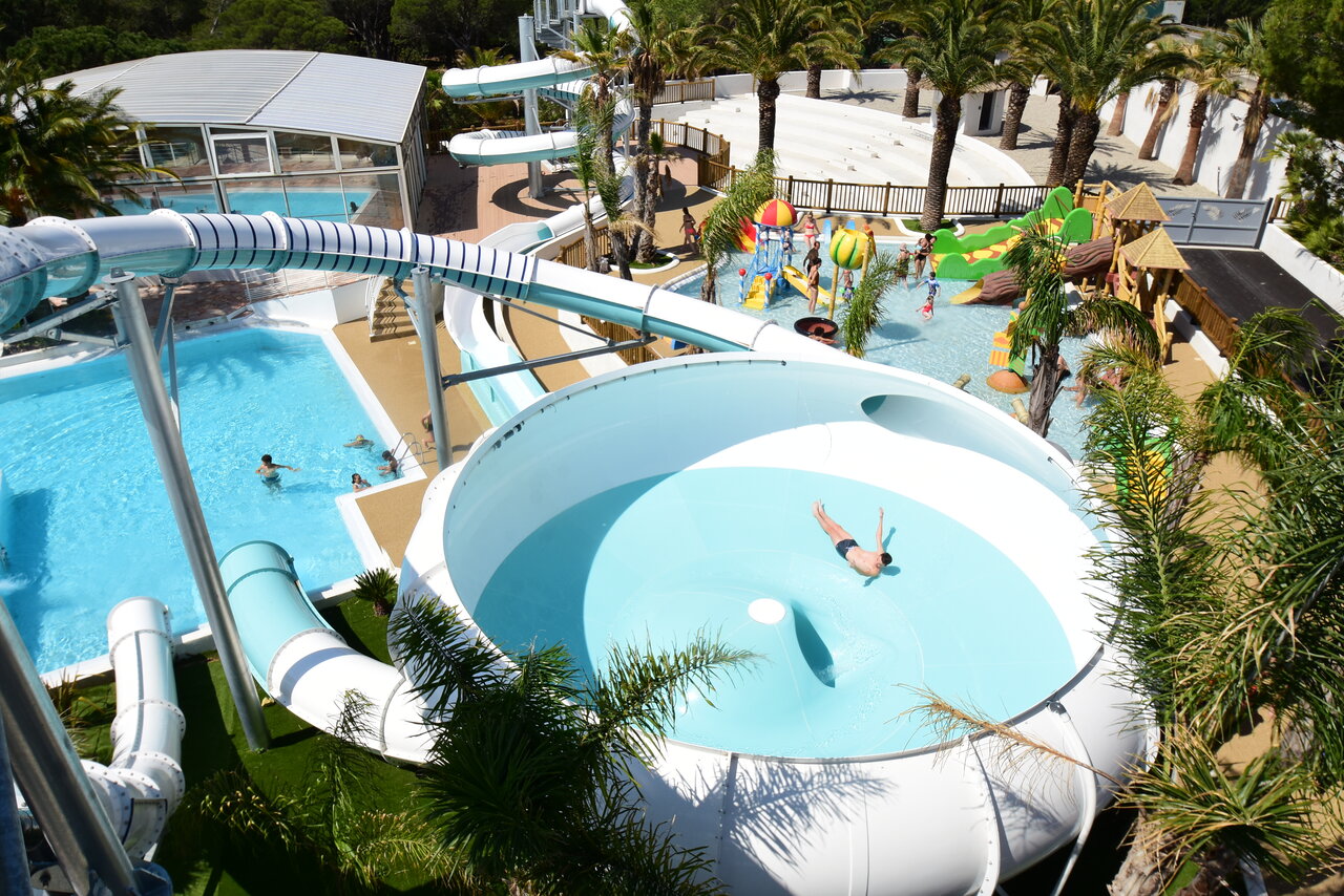 Toboggan aquatique g�ant, piscines et jeux au camping CAPFUN La Baume - La Palmeraie, Fr�jus.