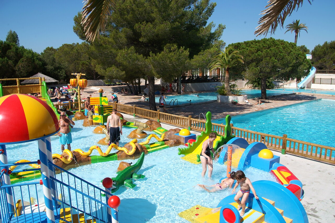 Parc aquatique avec jeux d'eau, toboggans et piscines au camping CAPFUN La Baume - La Palmeraie � Fr�jus (83).