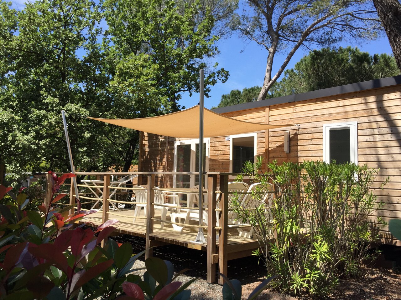 Mobile home avec terrasse au camping CAPFUN La Baume - La Palmeraie � Fr�jus (83).