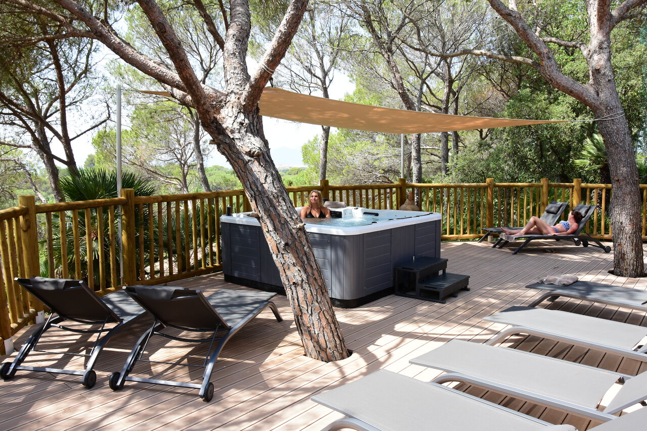 Jacuzzi ext�rieur sur terrasse bois au camping CAPFUN La Baume - La Palmeraie � Fr�jus (83).