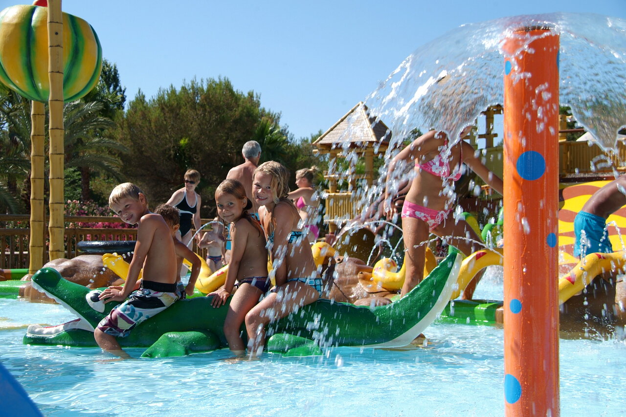 Aire de jeux aquatique enfants au camping CAPFUN La Baume � Fr�jus (83).