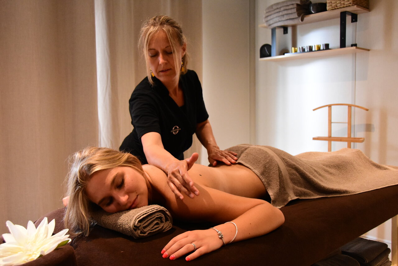 Massage relaxant au spa du camping CAPFUN La Baume - La Palmeraie, Fr�jus (83).