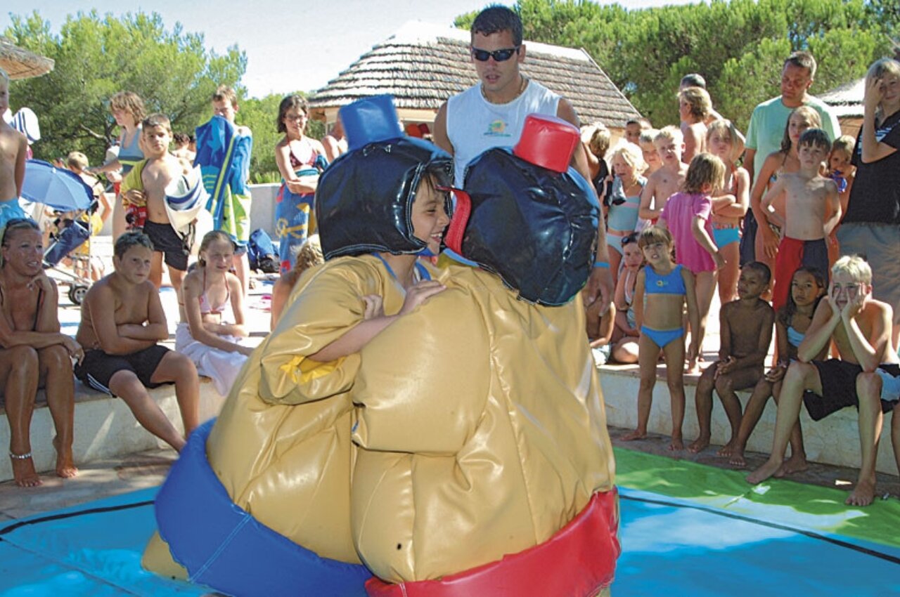 Animation sumo enfants au camping CAPFUN La Baume - La Palmeraie � Fr�jus.