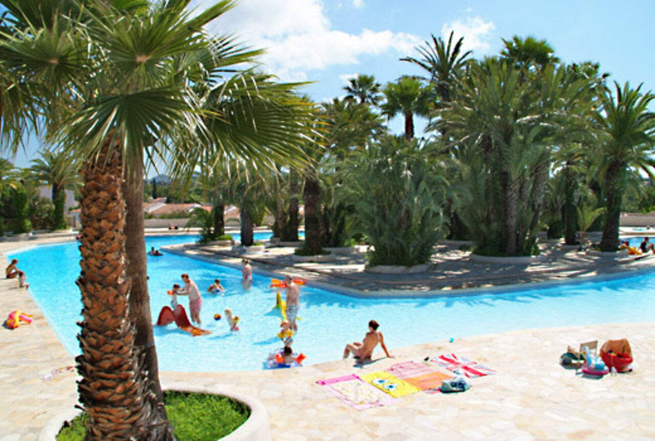 Grande piscine ext�rieure avec palmiers et jeux aquatiques au camping CAPFUN La Baume - La Palmeraie � Fr�jus (83).