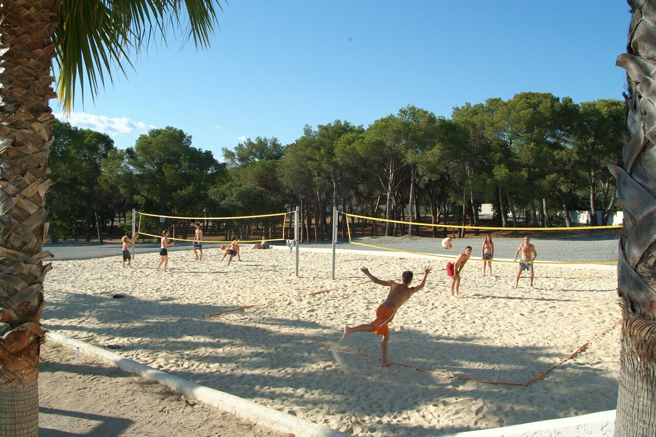 Terrain de beach-volley avec joueurs actifs au camping CAPFUN La Baume - La Palmeraie � Fr�jus (83).