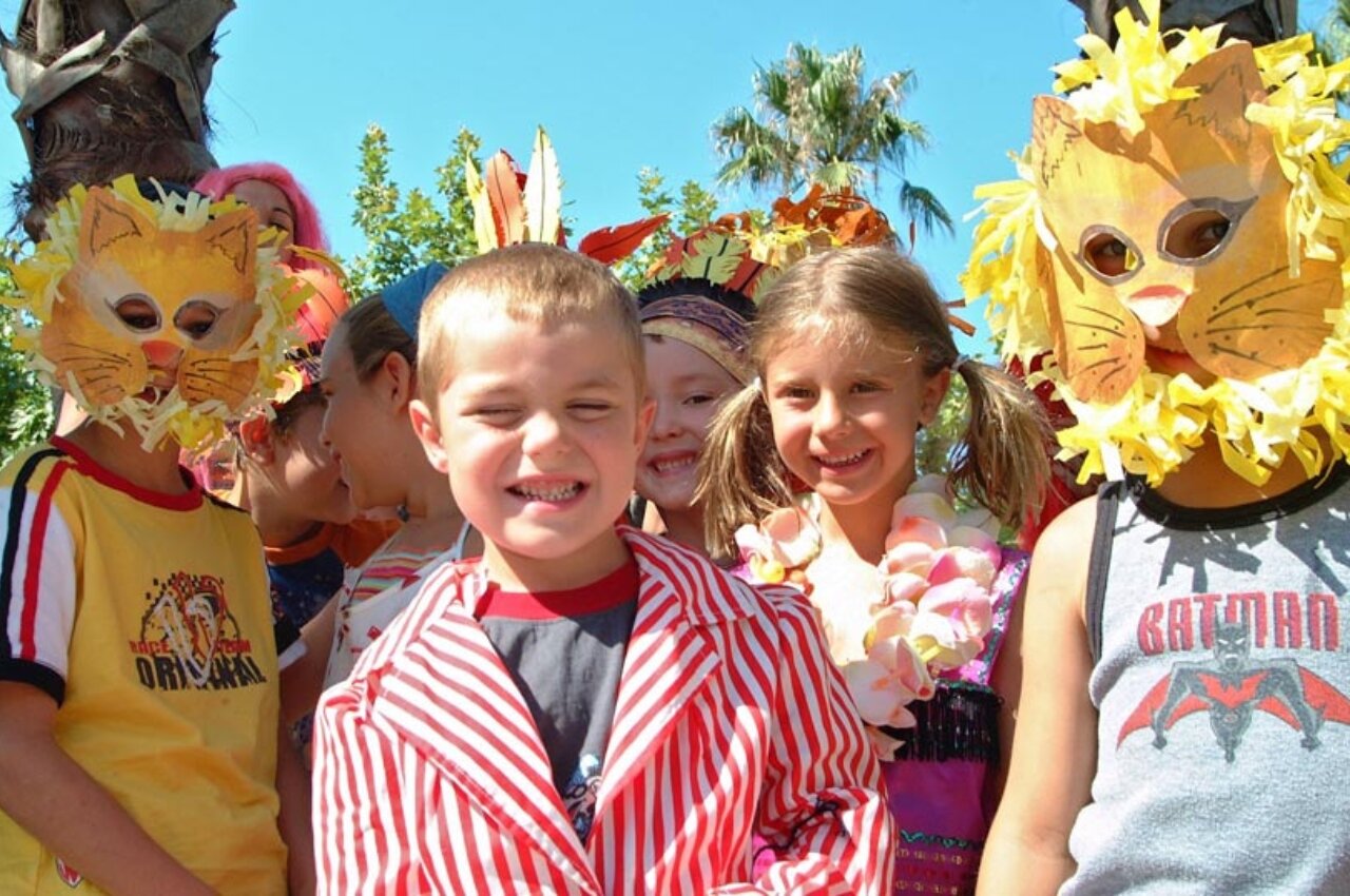 Enfants en costumes de lion pour animation au camping CAPFUN La Baume - La Palmeraie � Fr�jus (83).