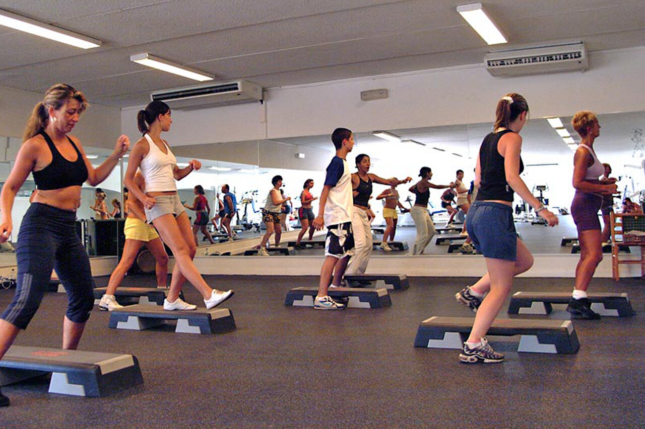Cours de step en salle de sport au camping CAPFUN La Baume - La Palmeraie � Fr�jus (83).