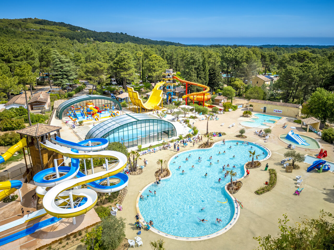 Parc aquatique avec toboggans g�ants et piscines au camping CAPFUN Beauregard � MORNAS (84).