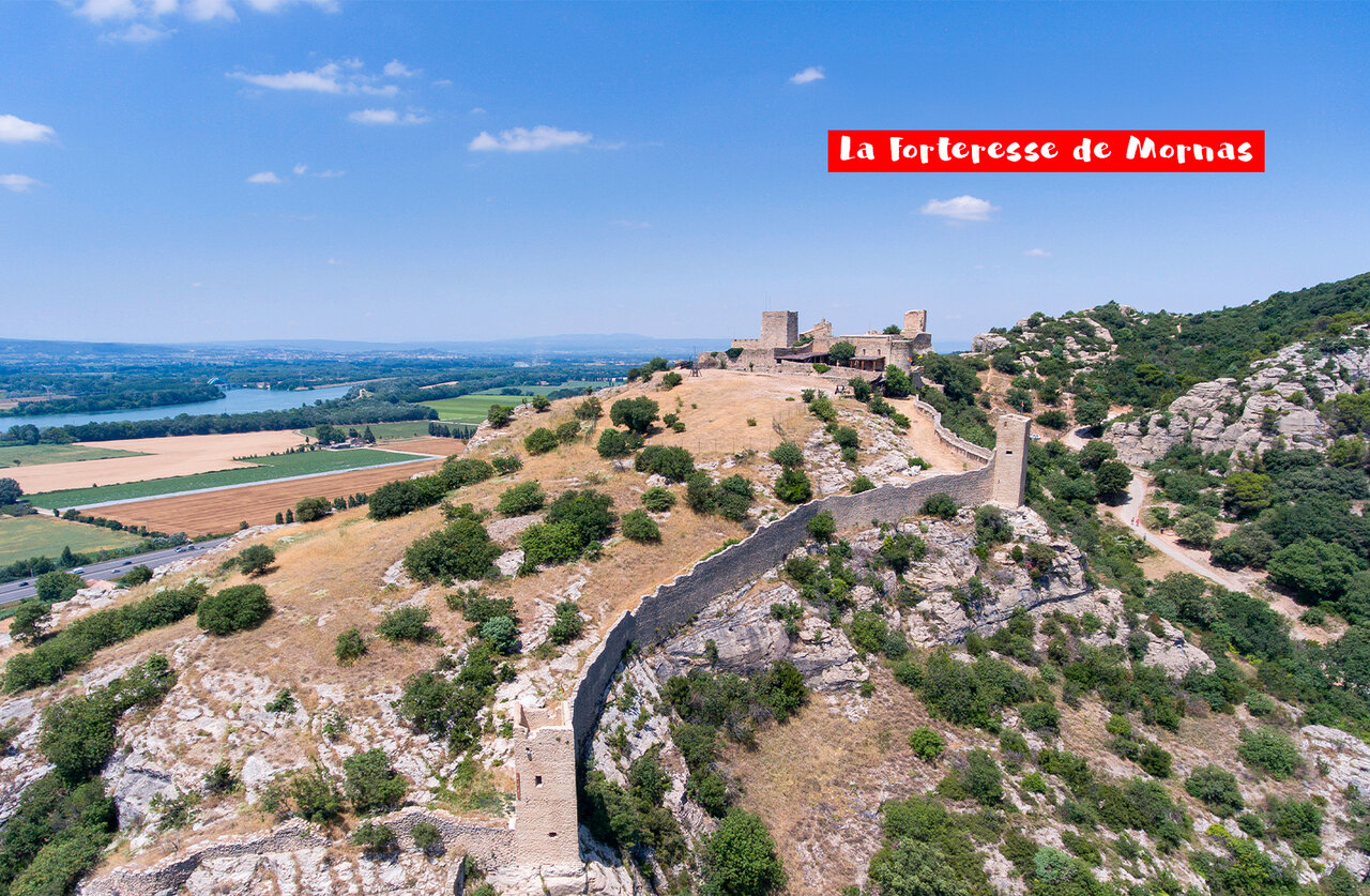Forteresse m�di�vale de Mornas, perch�e sur sa colline, avec vue sur le Rh�ne.