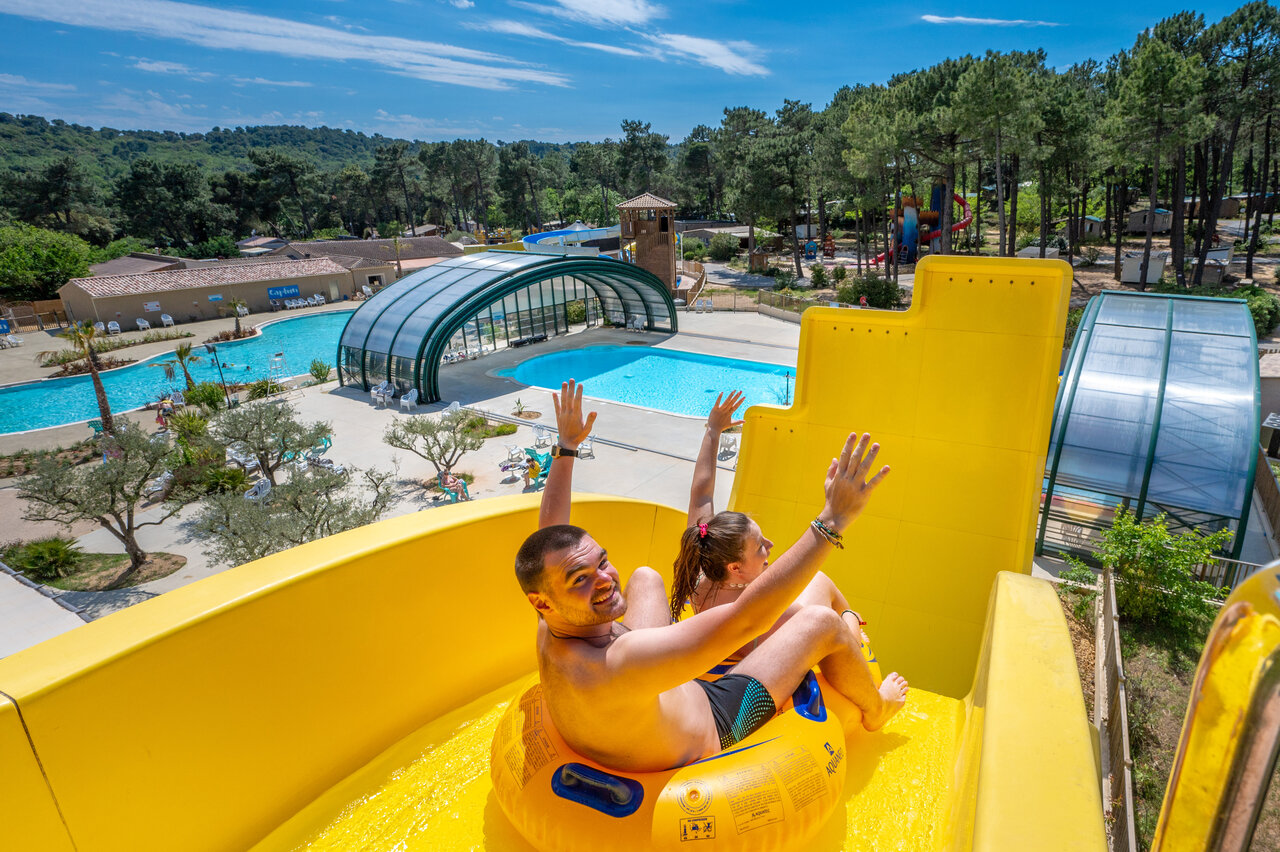 Toboggan aquatique jaune et piscine ext�rieure au camping CAPFUN Beauregard � MORNAS (84).