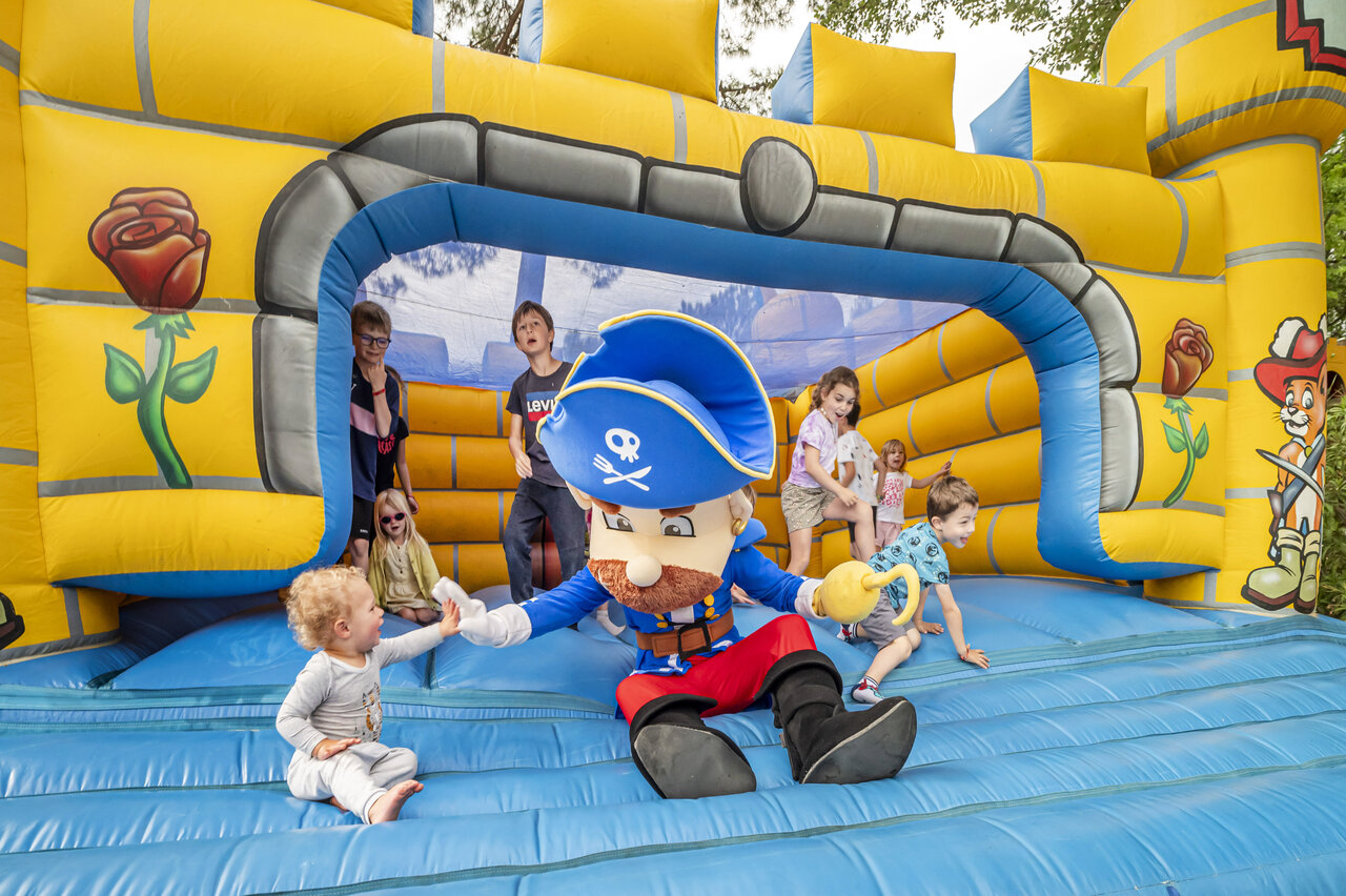 Structure gonflable pirate, enfants et mascotte CAPFUN Beauregard � MORNAS (84).