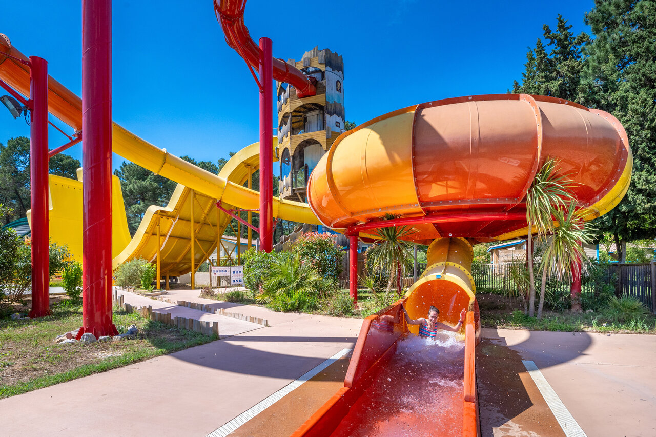 Toboggans aquatiques g�ants, enfant s'amusant au camping CAPFUN Beauregard � MORNAS (84).