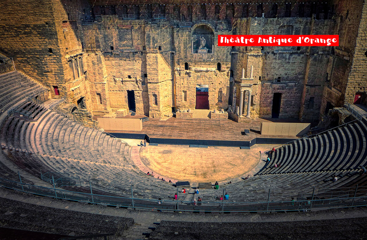 Th��tre Antique d'Orange, monument romain historique � visiter en Provence.