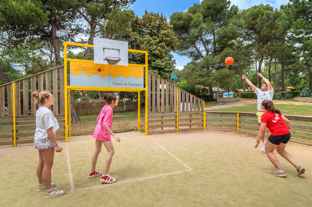 Partie de basket sur terrain multisport au camping CAPFUN Beauregard � MORNAS (84).