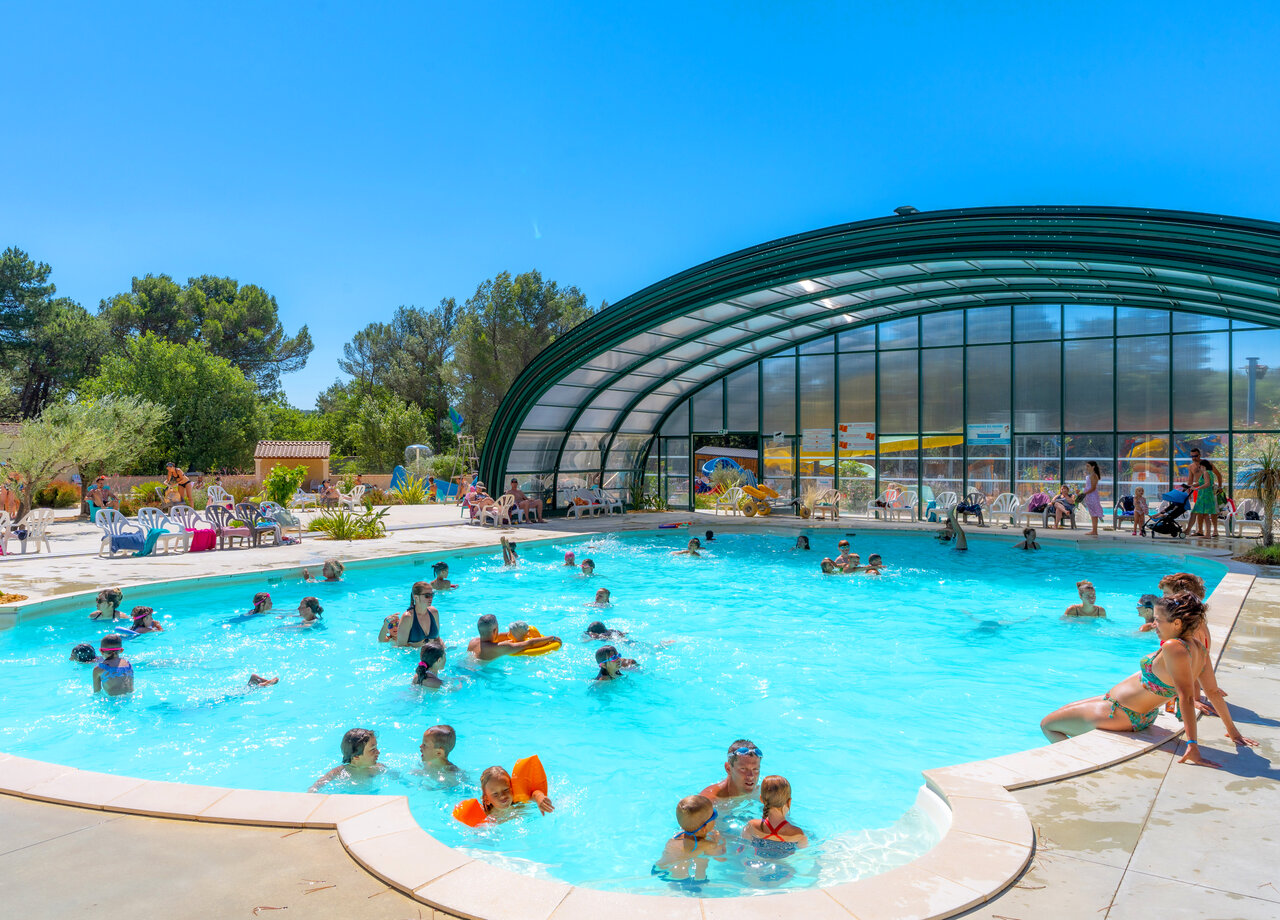 Grande piscine ext�rieure et couverte avec familles au camping CAPFUN Beauregard � MORNAS (84).