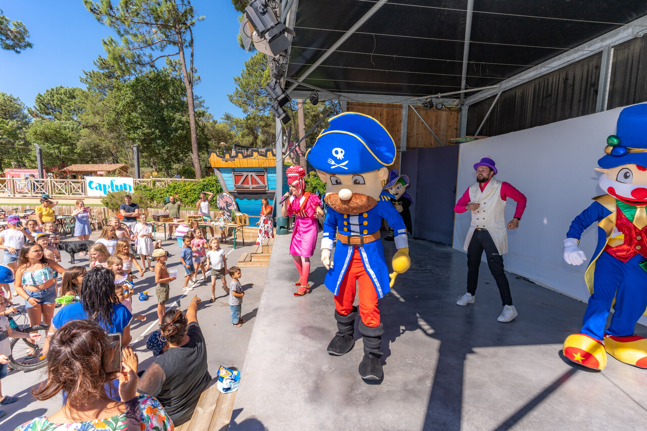 Spectacle d'animation avec mascottes pour enfants au camping CAPFUN Beauregard � MORNAS (84).
