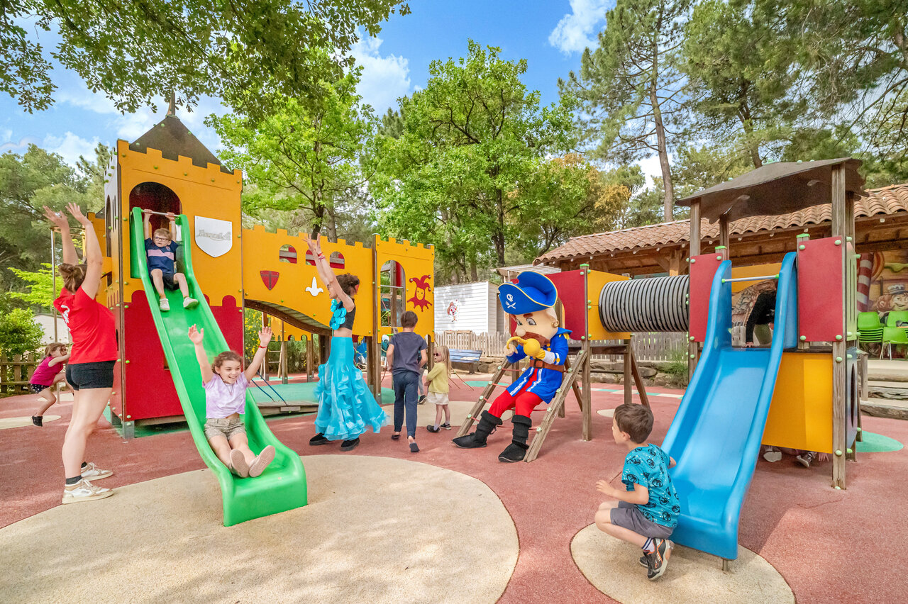 Aire de jeux, toboggans, enfants et animateurs au CAPFUN Beauregard MORNAS (84).