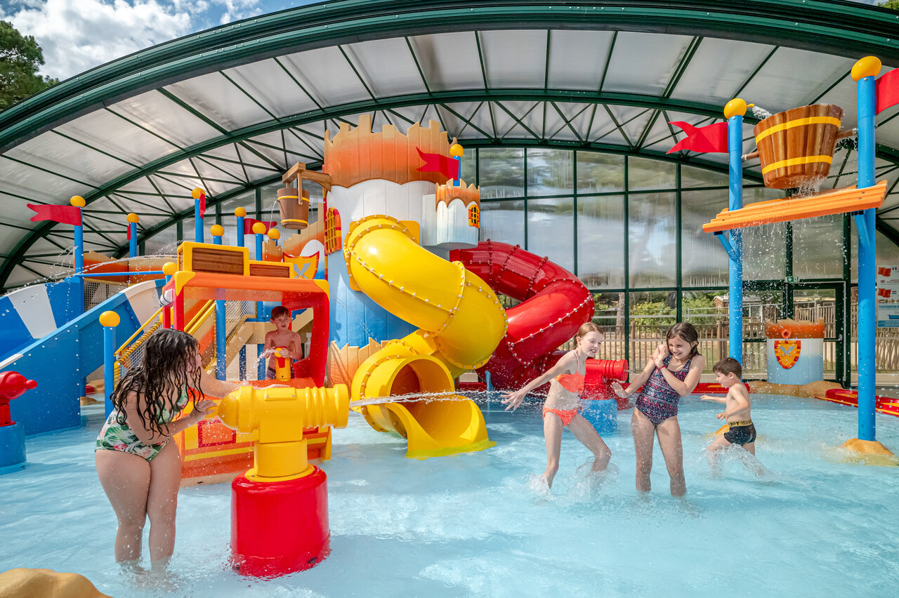 Parc aquatique couvert avec toboggans, jeux d'eau au camping CAPFUN Beauregard � MORNAS.