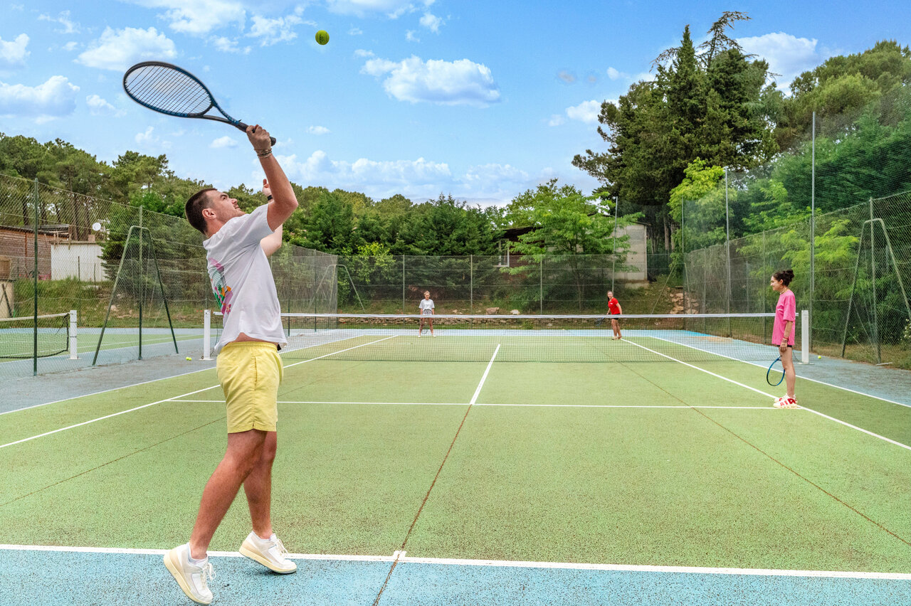 Joueurs de tennis sur le court au camping CAPFUN Beauregard � MORNAS (84).