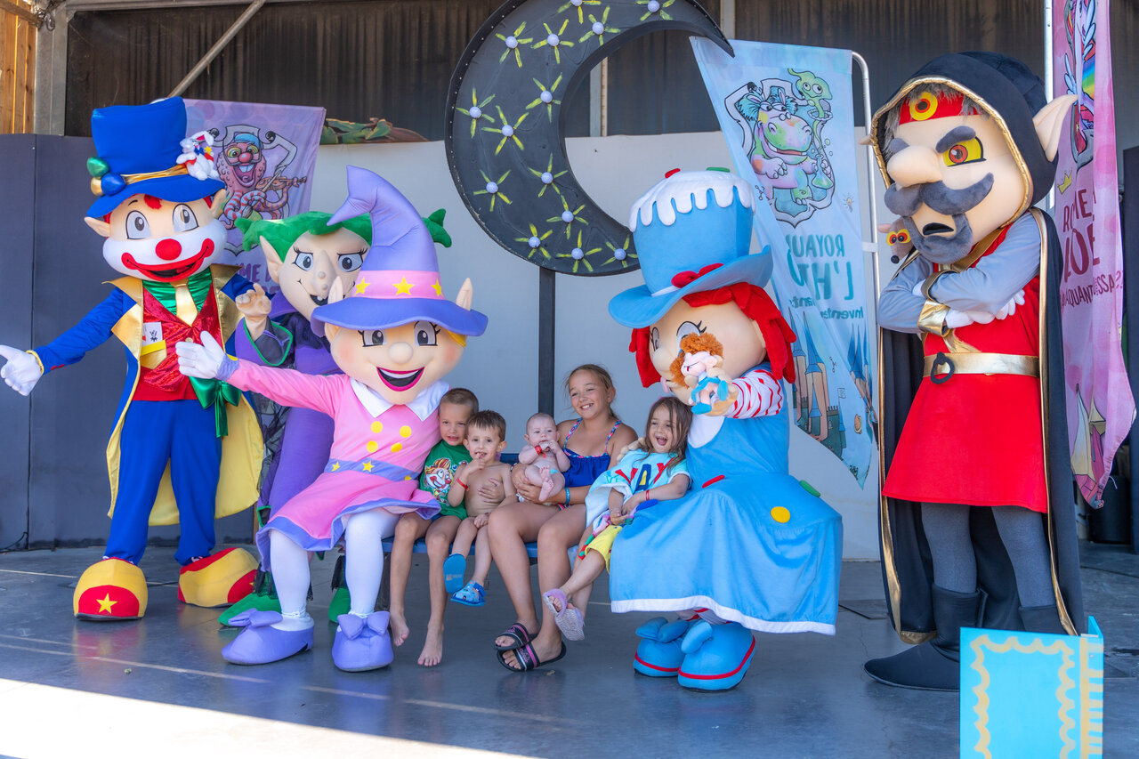 Mascottes et enfants souriants lors d'un spectacle d'animation au camping CAPFUN Beauregard � MORNAS (84).