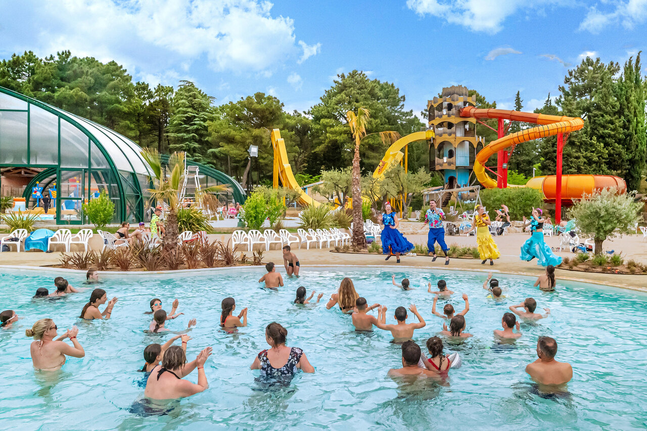 Piscine ext�rieure, toboggans aquatiques et animations au camping CAPFUN Beauregard � MORNAS (84).