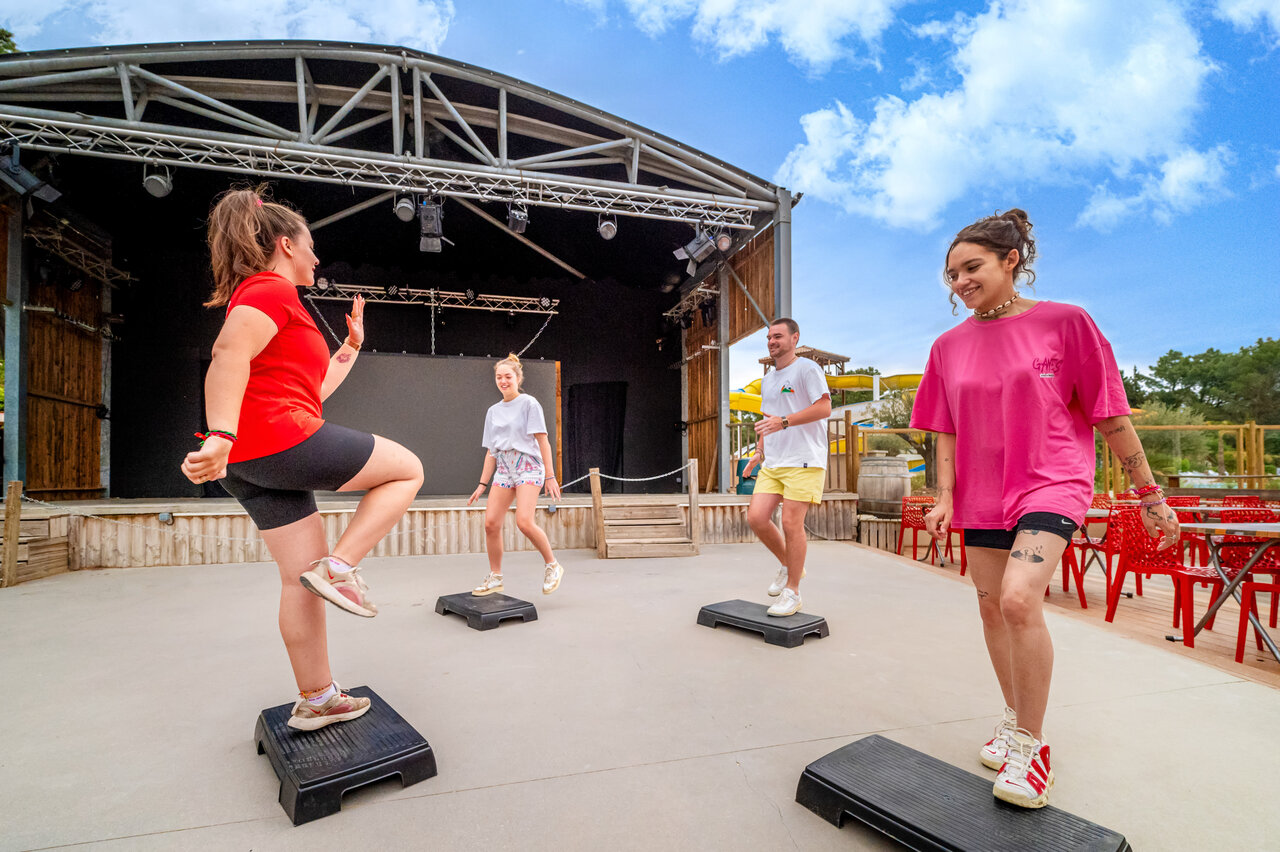 Cours de step dynamique sur sc�ne ext�rieure au camping CAPFUN Beauregard � MORNAS (84).