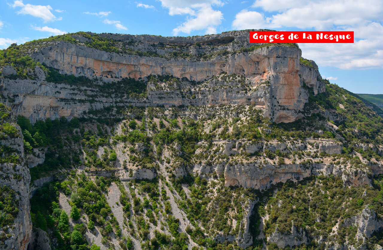 Gorges de la Nesque, impressionnantes falaises calcaires � visiter en Provence.
