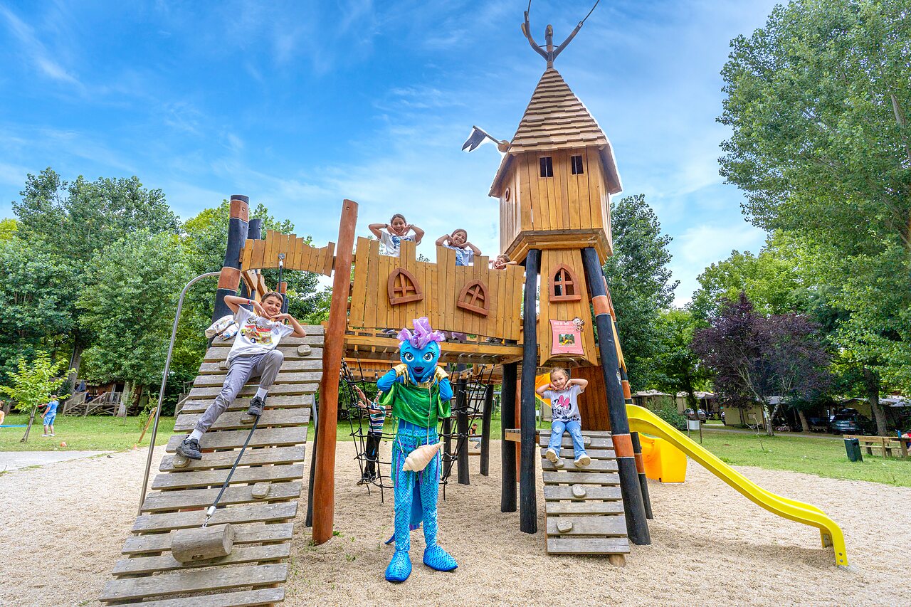 Aire de jeux en bois, enfants, mascotte au camping CLICOCHIC Beau Rivage, LA ROQUE-GAGEAC.