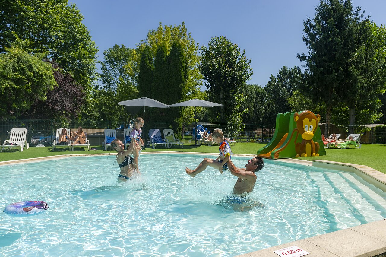 Piscine ext�rieure familiale, toboggan enfant, camping CLICOCHIC Beau Rivage, LA ROQUE-GAGEAC.