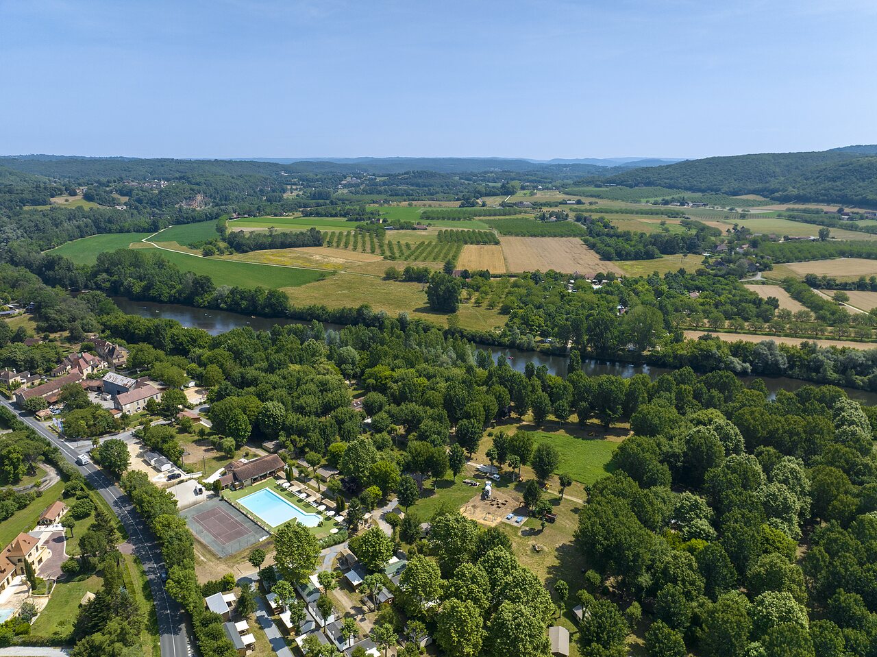 Vue a�rienne du camping, piscine, tennis, Mobil-homes. CLICOCHIC Beau Rivage, LA ROQUE-GAGEAC.