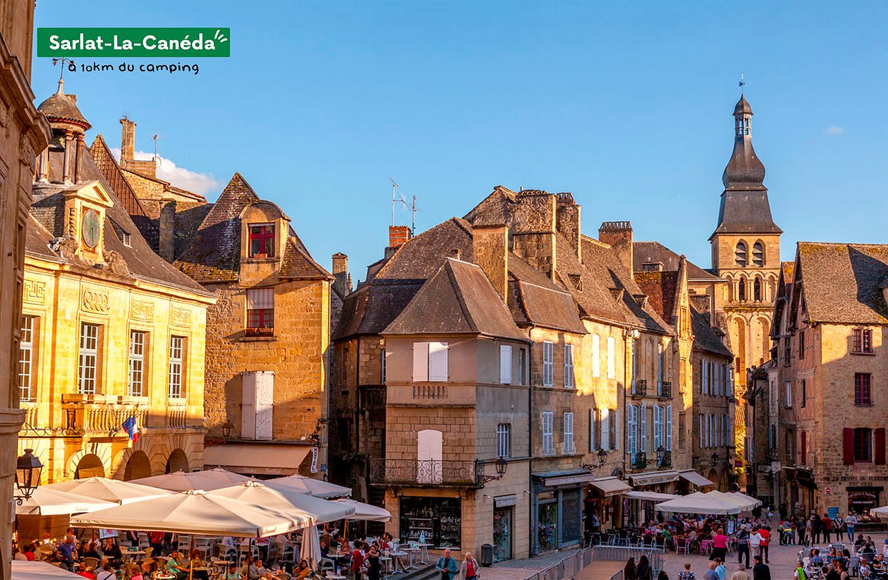 Place historique anim�e de Sarlat-La-Can�da en Dordogne, un lieu � visiter.