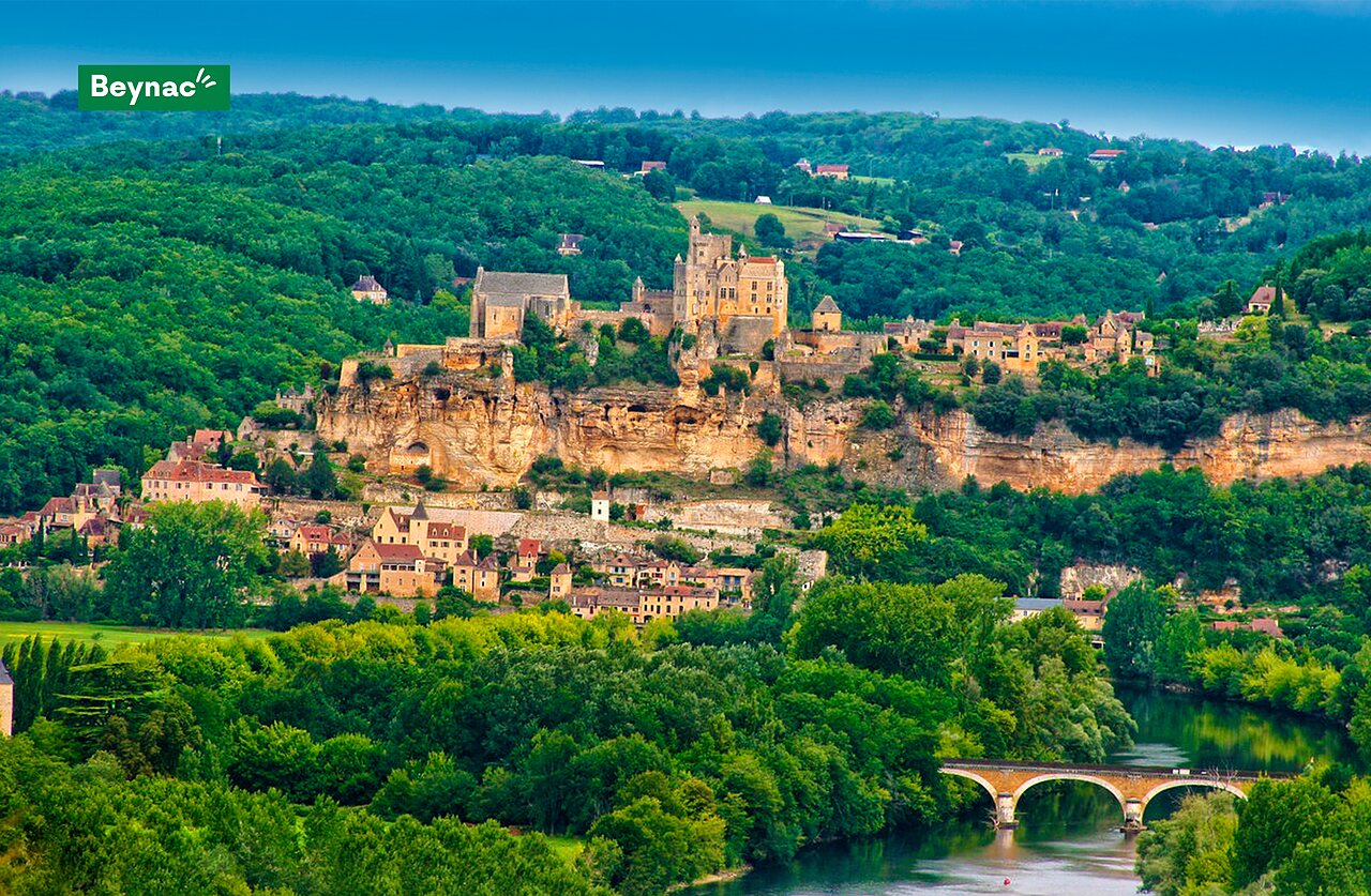 Ch�teau de Beynac et village m�di�val en Dordogne, lieu � visiter.