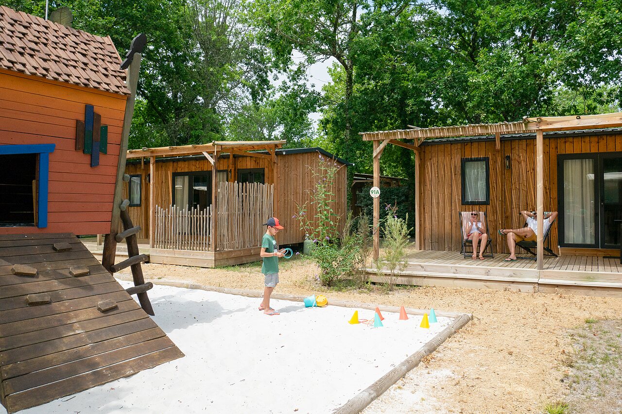 Mobile-homes en bois, aire de jeux, famille au camping CLICOCHIC Bimbo � BISCARROSSE (40).