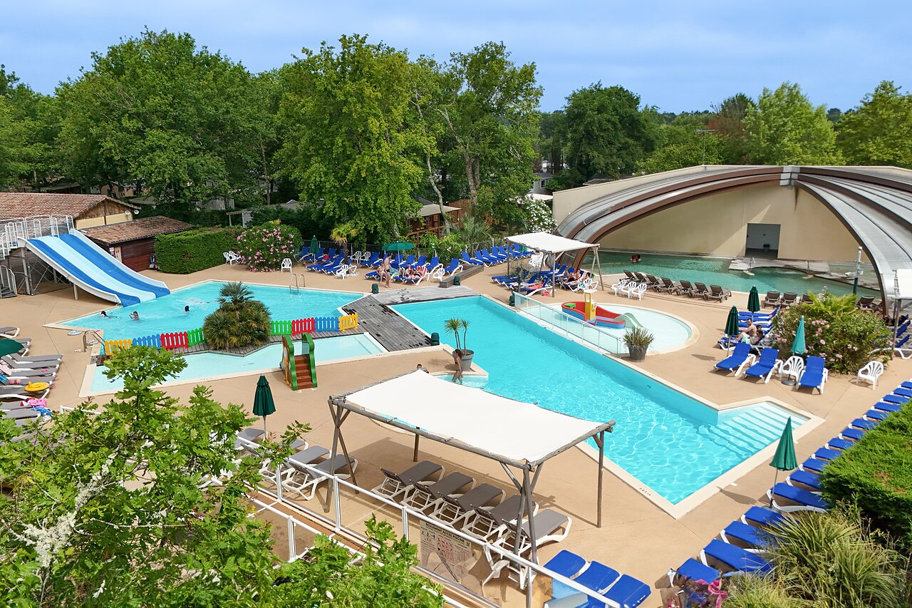 Complexe aquatique avec toboggans, piscines ext�rieure et couverte au camping CLICOCHIC Bimbo � BISCARROSSE (40).