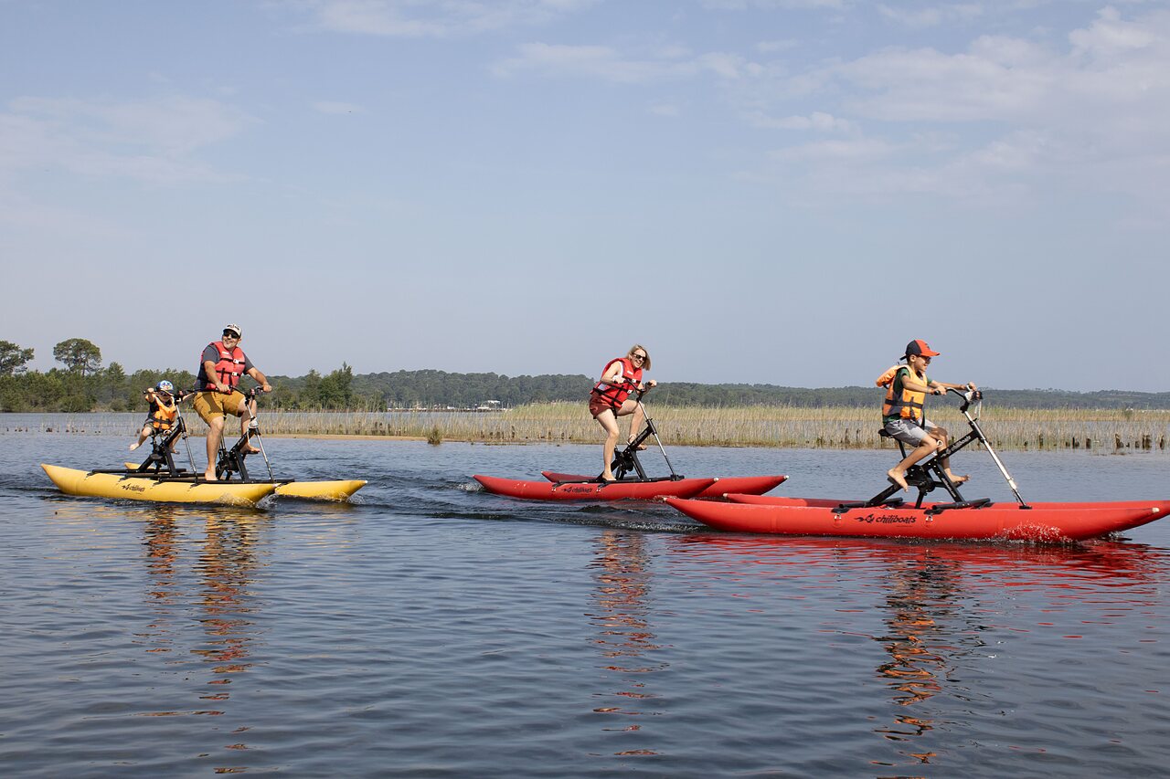 Famille faisant du v�lo aquatique sur le lac au camping CLICOCHIC Bimbo � BISCARROSSE (40).