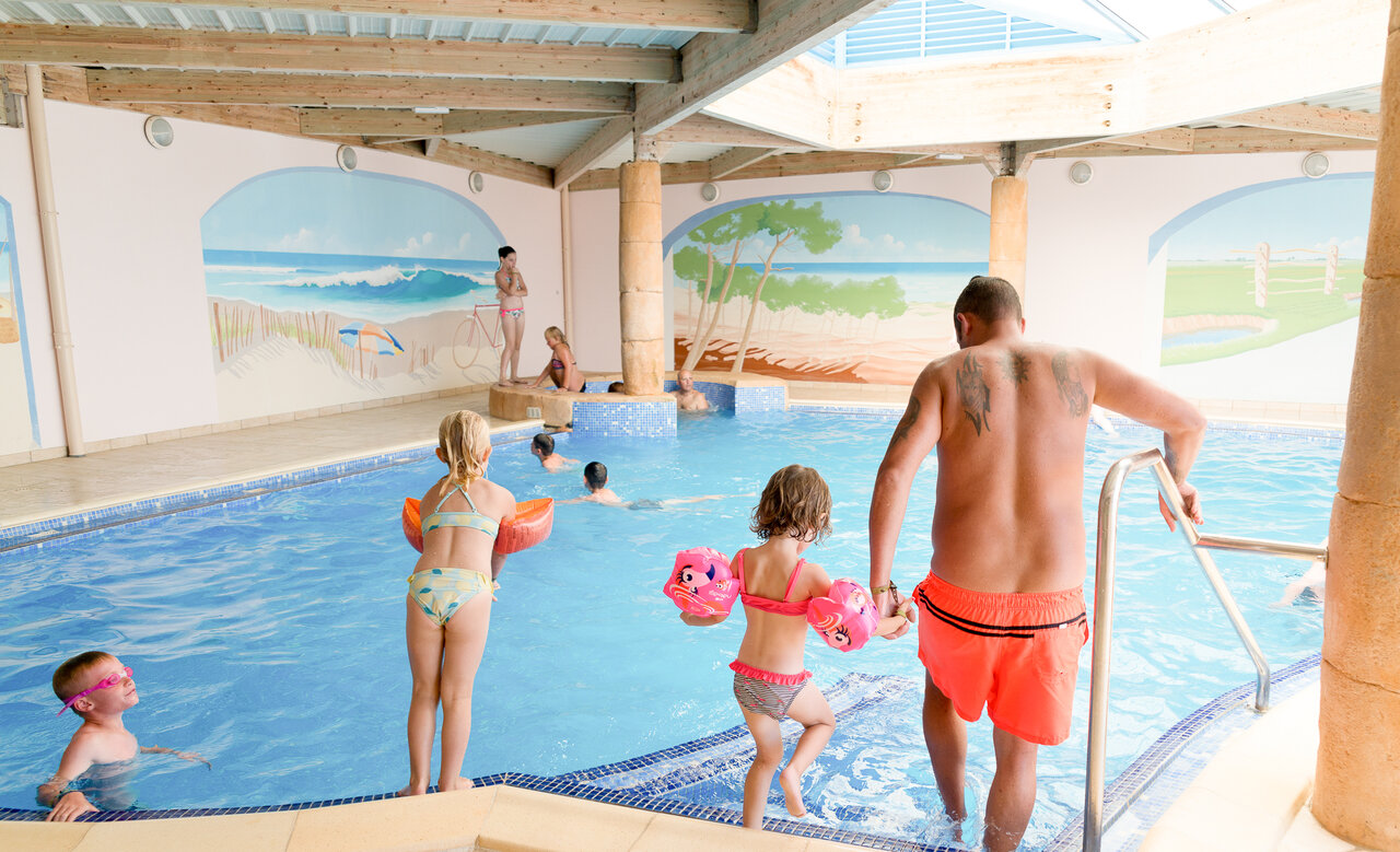 Piscine int�rieure chauff�e avec enfants et adultes au camping VAGUES OCEANES Bois Joly � Saint-Jean-de-Monts (85).