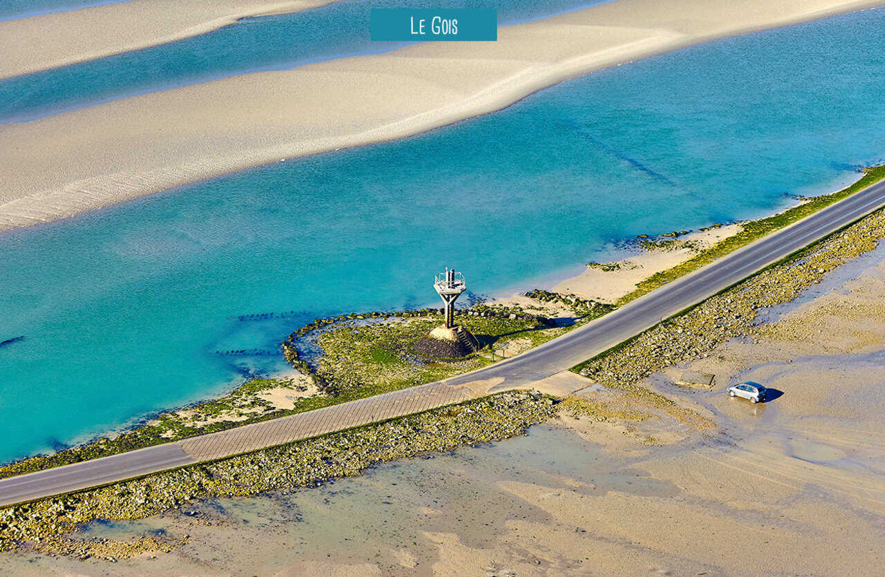 Chauss�e submersible du Passage du Gois � mar�e basse, pr�s de Noirmoutier en Vend�e.