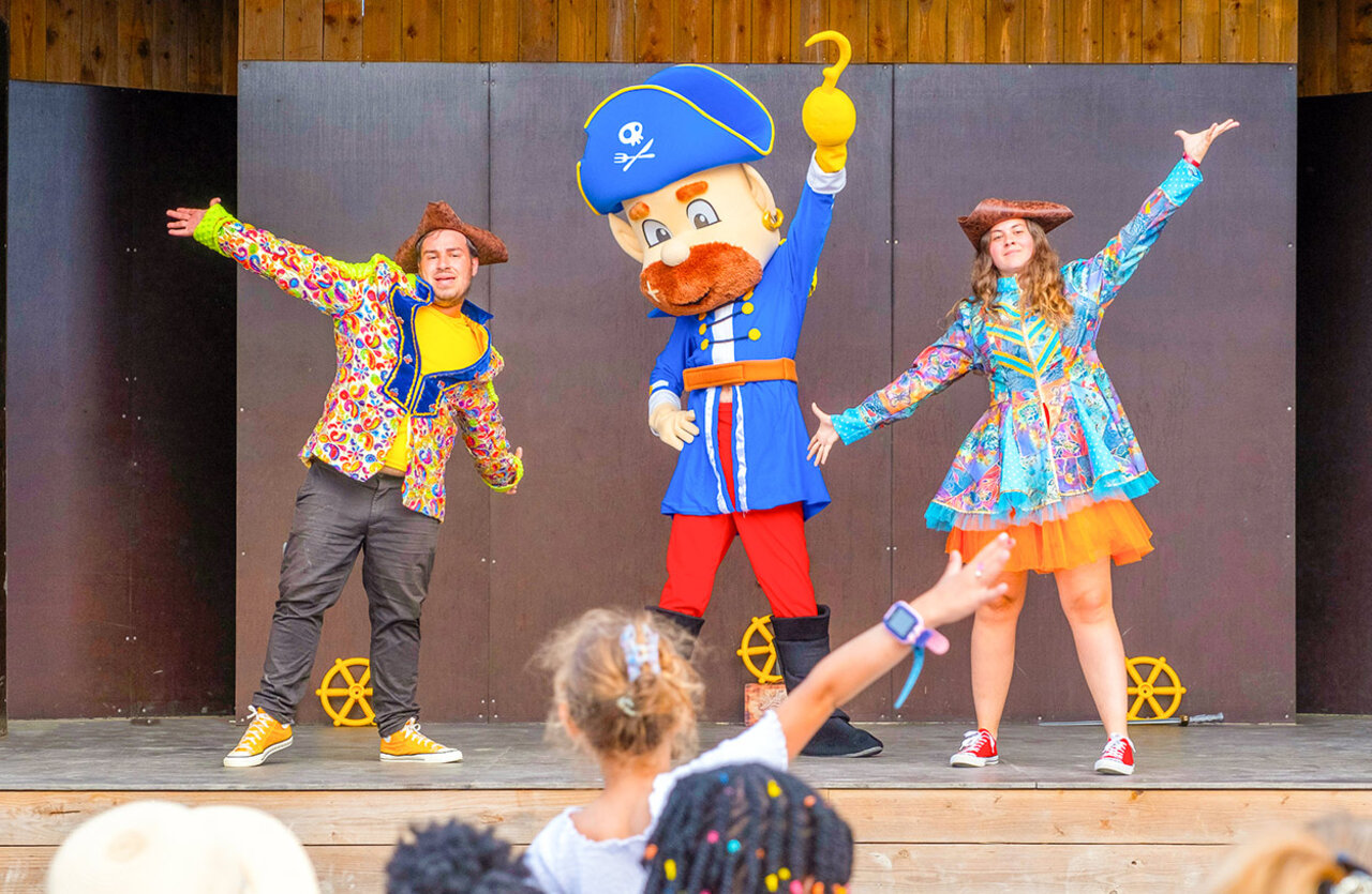 Mascotte et animateurs en spectacle pour enfants au camping VAGUES OCEANES Bois Joly � Saint-Jean-de-Monts (85).