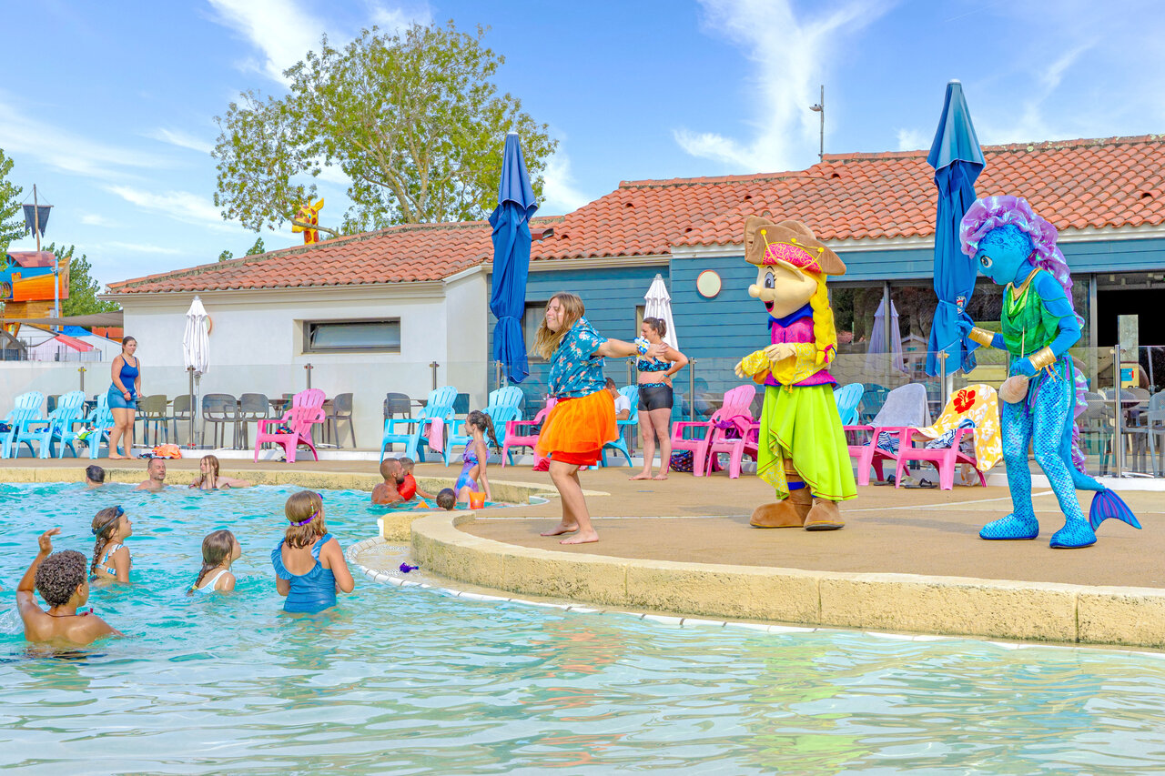 Piscine anim�e, mascottes au camping VAGUES OCEANES Bois Joly � Saint-Jean-de-Monts.