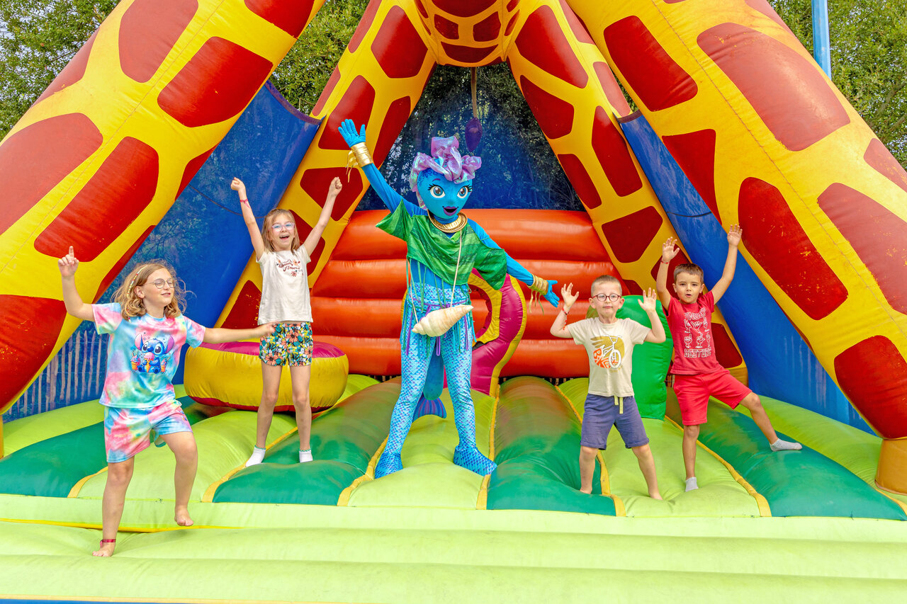 Enfants, mascotte, jeux gonflables au camping VAGUES OCEANES Bois Joly � Saint-Jean-de-Monts.