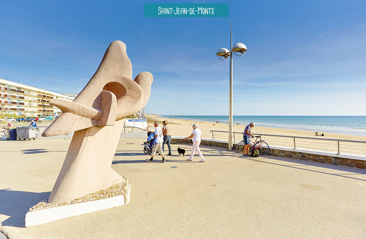 Sculpture moderne sur la promenade de Saint-Jean-de-Monts, Vend�e, pr�s du camping.