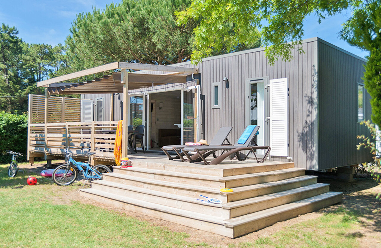 Mobile home, terrasse, transats au camping VAGUES OCEANES Bois Joly � Saint-Jean-de-Monts.