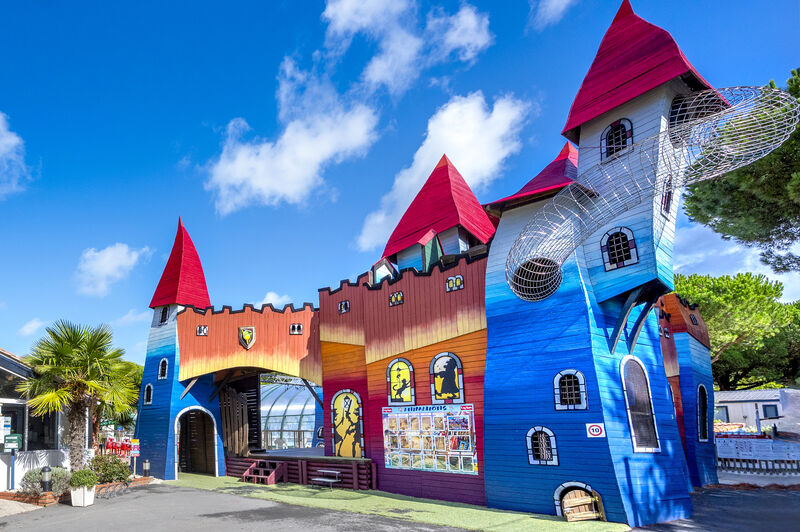 Jeu Carabouille - Ch�teau color� avec toboggan filet et sc�ne d'animation au camping CAPFUN Bonne Etoile � BOIS PLAGE EN RE (17).