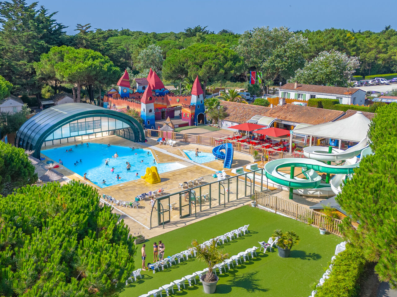Piscines, toboggans, ch�teau enfants au CAPFUN Bonne Etoile, BOIS PLAGE EN RE.