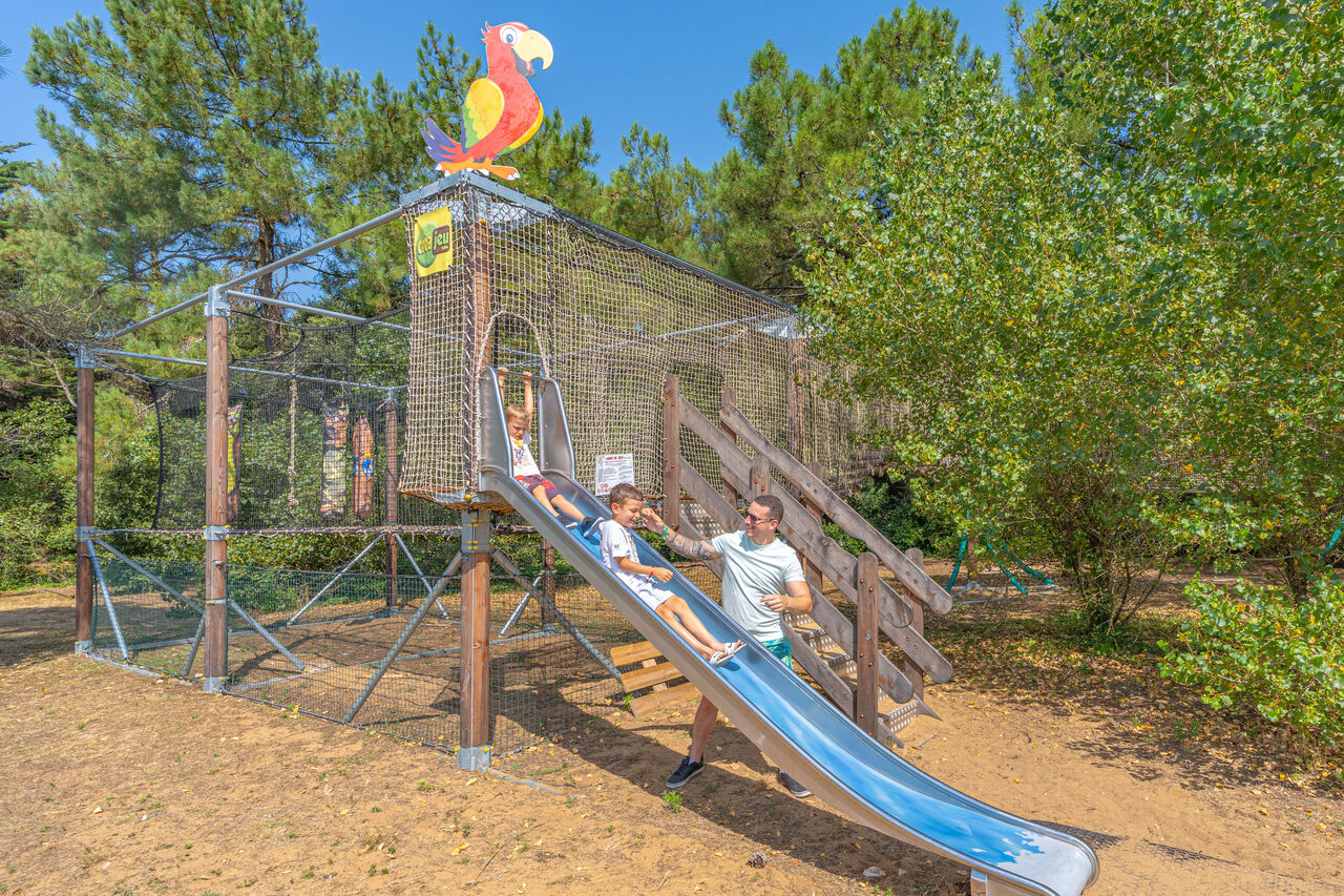 Toboggan et aire de jeux pour enfants au camping CAPFUN Bonne Etoile � BOIS PLAGE EN RE.