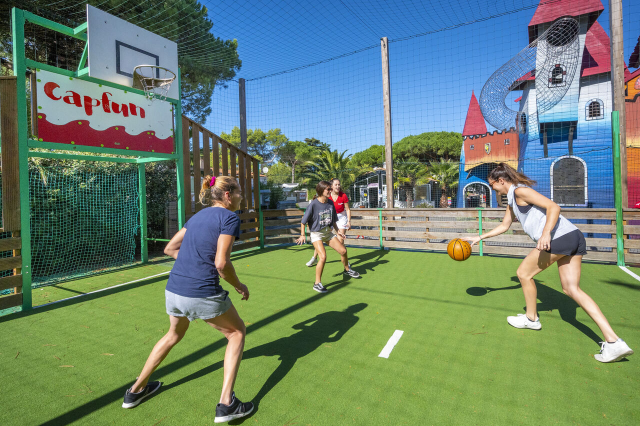 Terrain multisport avec joueurs de basketball au camping CAPFUN Bonne Etoile � BOIS PLAGE EN RE (17).